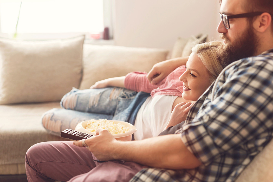 Pärchen auf dem Couch am Fernsehen