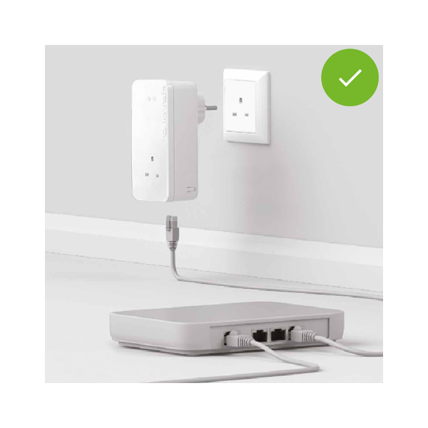 Presentation of the installation of a devolo powerline Adapter in the socket and with the router