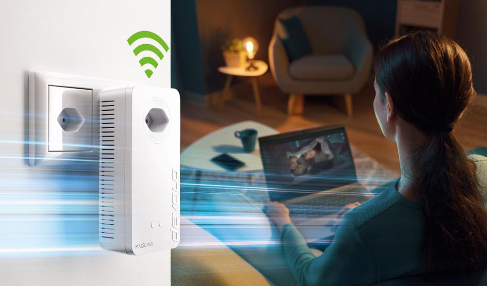 Ein Access Point von devolo steckt an der Steckdose und versorgt die Umgebung mit schnellem WLAN.