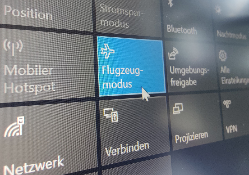 Ein Mauszeiger schwebt über dem Flugzeugmodus-Icon in der Benutzeroberfläche von Windows 10.