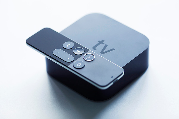 Eine Streaming-Box samt Fernbedienung.