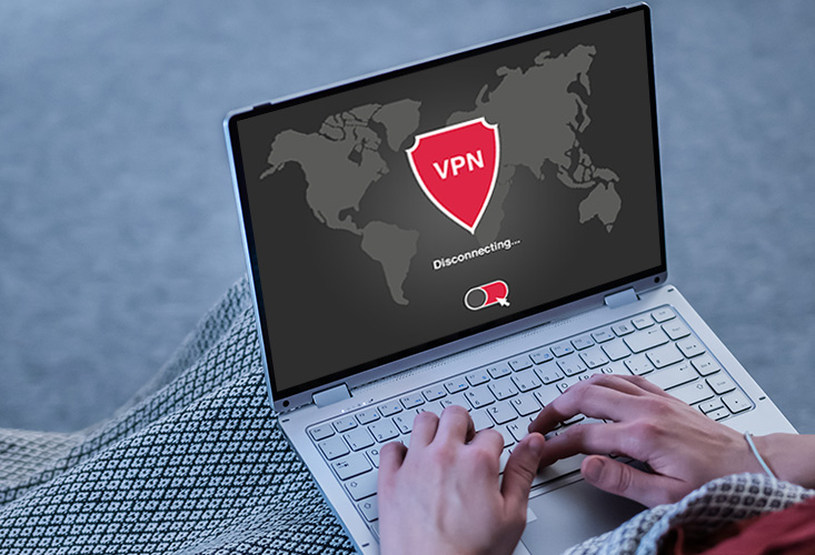 Eine Person deaktiviert ihren VPN-Dienst auf einem Laptop.