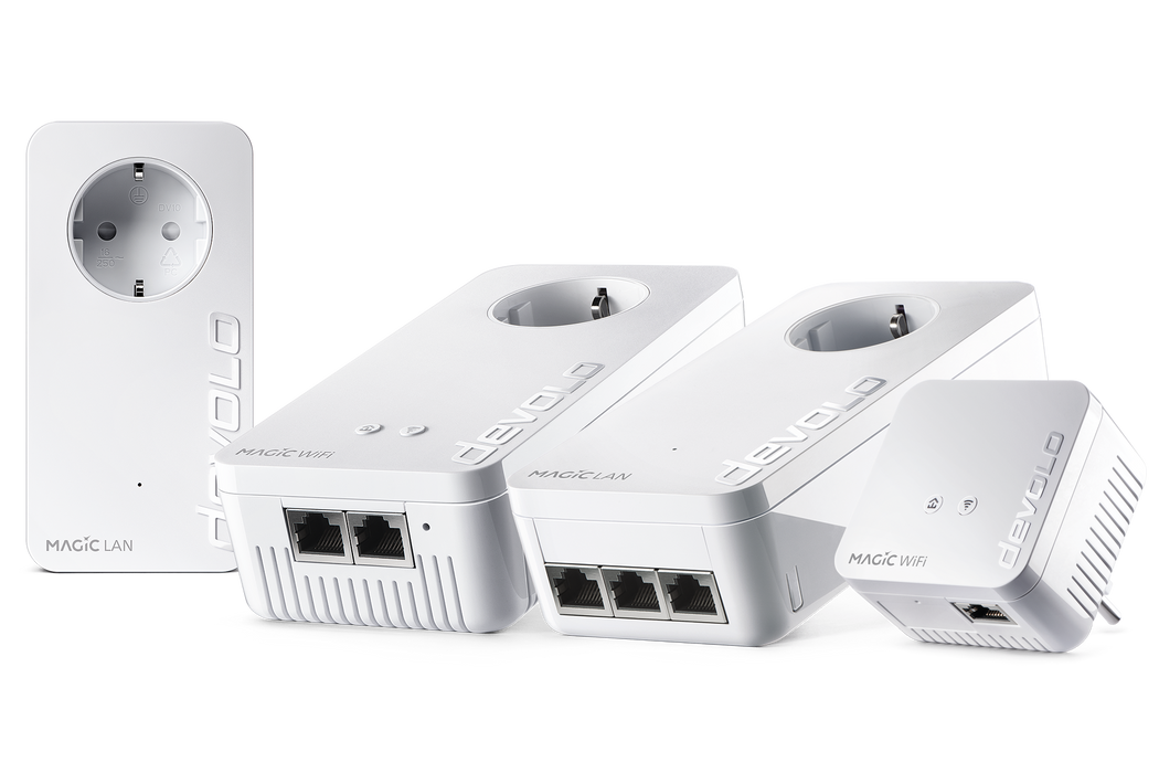 Vier verschiedene devolo Powerline-Adapter. Einer frontal und die drei andere liegend gezeigt.