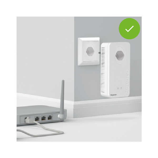 Ein devolo-Repeater an einer Wand in Router-Nähe.