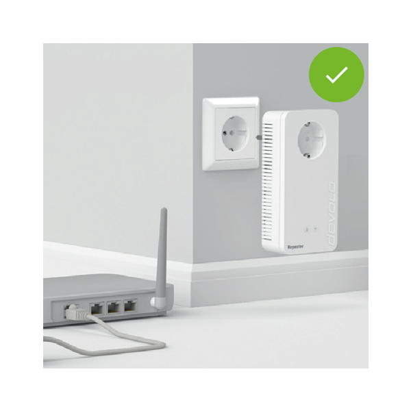Ein devolo-Repeater an einer Wand in Router-Nähe.