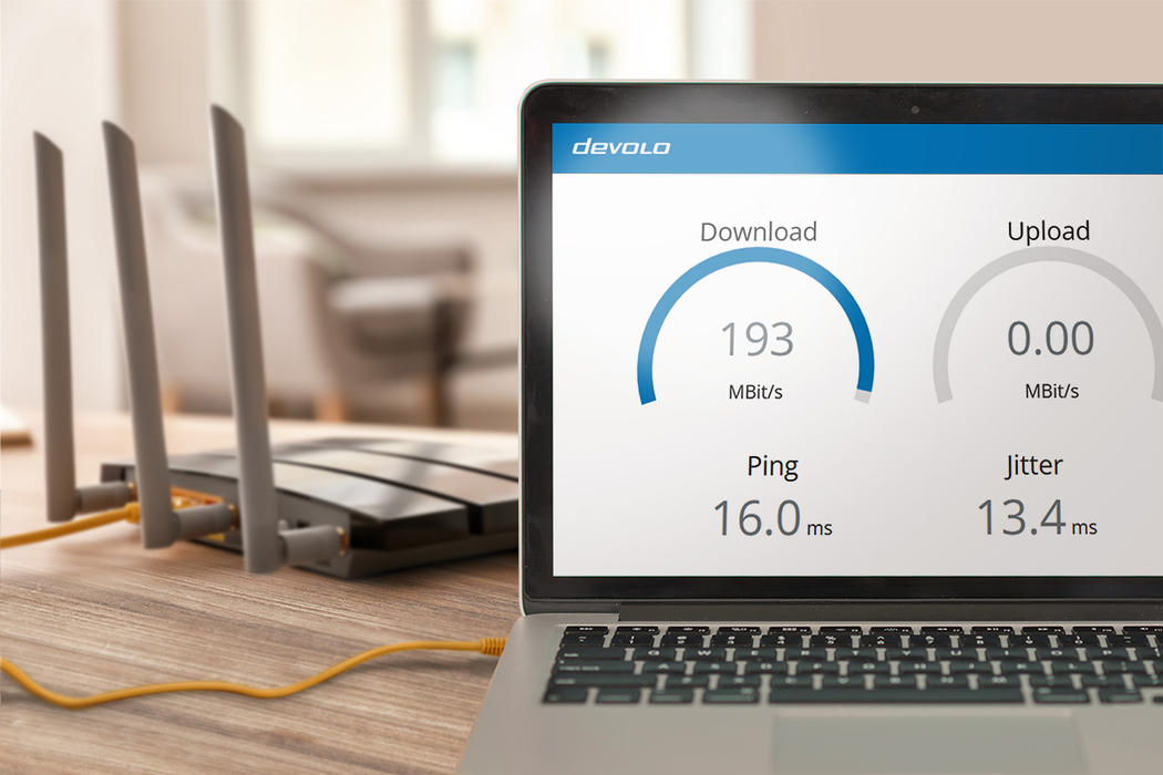 Ein Laptop-Display zeigt den devolo Speedtest.