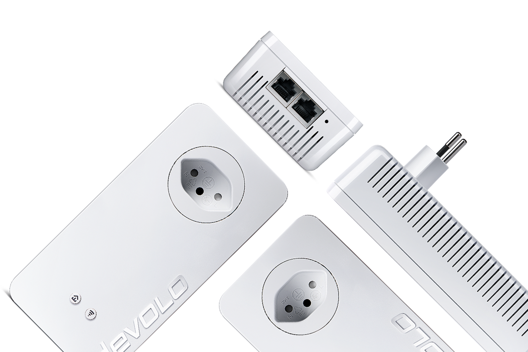 Kombination von 4 devolo Powerline Adapter dLAN 1200 WiFi ac in verschiedene Positionen präsentiert