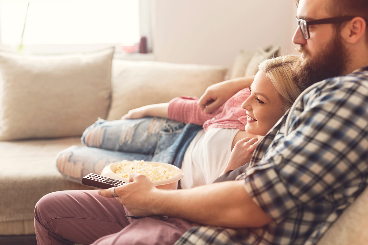 Pärchen auf dem Couch am Fernsehen