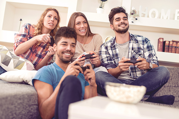 Des amis qui jouent dans le salon