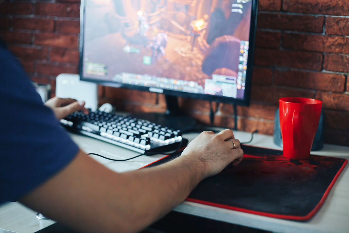 Eine Person am Schreibtisch am gamen