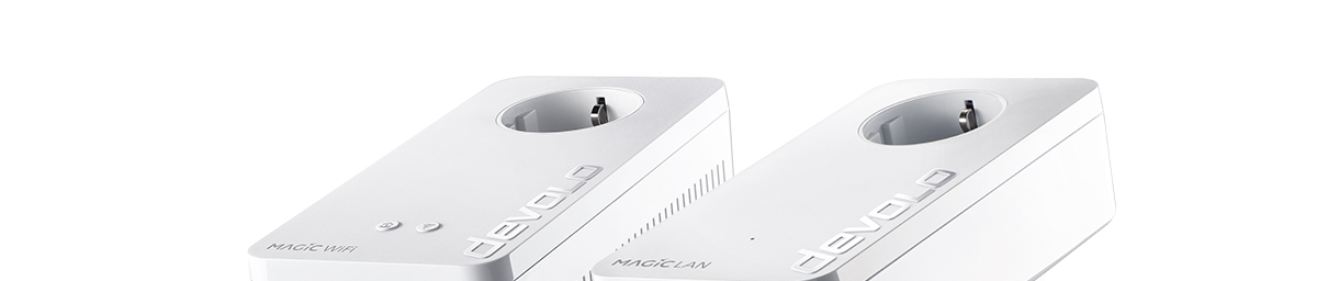 Zwei devolo Magic 2 Powerline-Adapter mit LAN-Anschlüssen an der Unterseite.