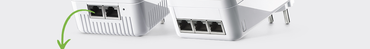 Zwei devolo Magic 2 Powerline-Adapter mit LAN-Anschlüssen an der Unterseite.