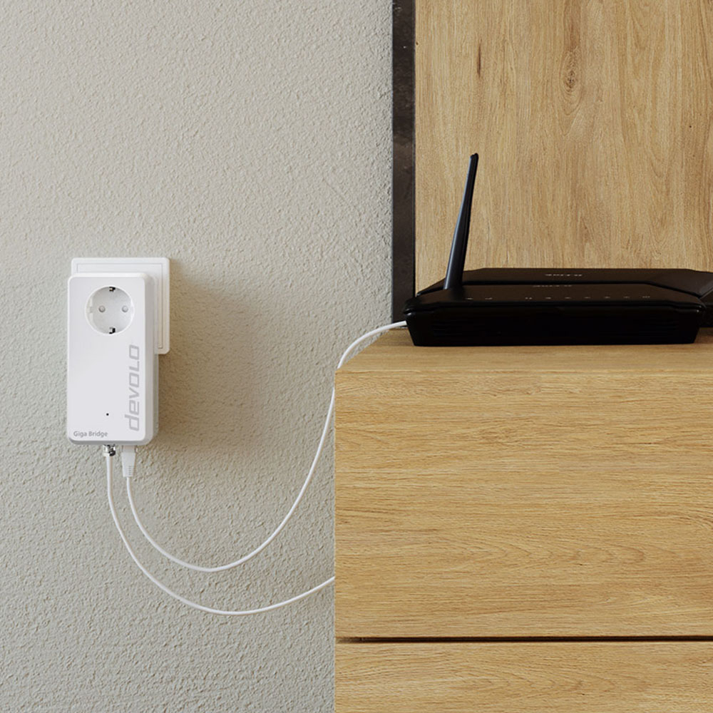 Die Giga Bridge im Einsatz neben dem Router