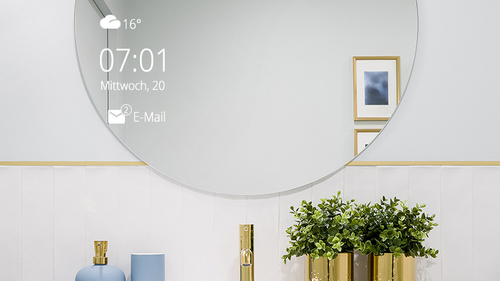 Ein Badezimmer mit grossem Smart Mirror, der verschiedene Informationen anzeigt.