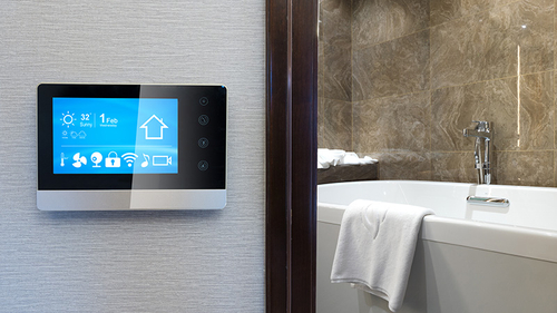 Ein Badezimmer mit Smart-Home-Display an der Wand.