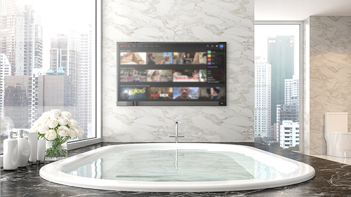 Ein luxuriöses Badezimmer mit Smart TV an der Wand.