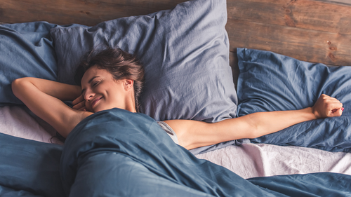 Frau im Schlafzimmer liegt im Bett