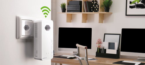 Un adaptateur CPL devolo Magic 2 WiFi 6 avec ondes WLAN est branché dans une prise de courant dans un bureau à domicile.