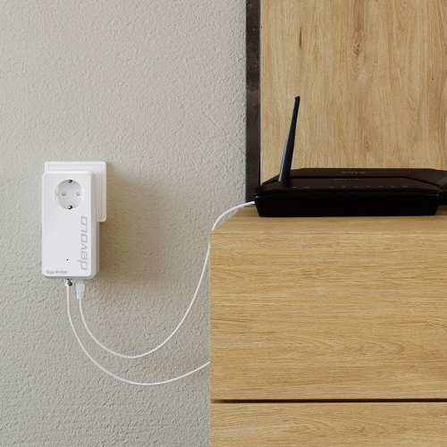 Die Giga Bridge im Einsatz neben dem Router