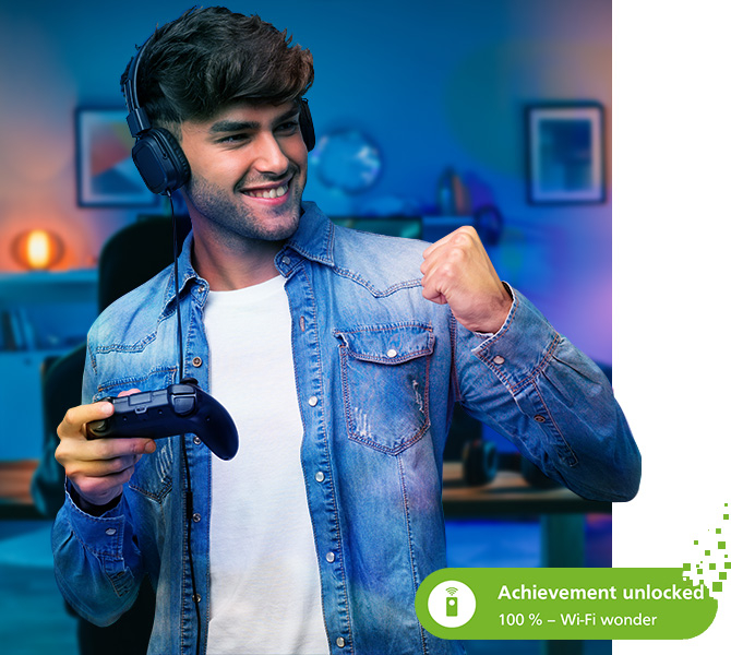 A young gamer raises his fist in the air in victory. He enjoys the best devolo WiFi and has unlocked the "WiFi miracle" achievement.