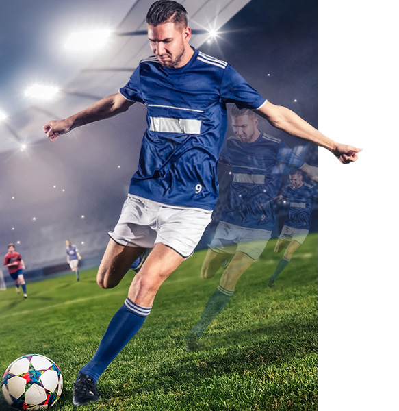 Ein Fußballer rennt mit Ball über den Rasen und zieht eine Spur hinter sich her, die für die Verzögerung im Online-Spiel steht.