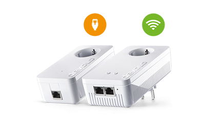 Zwei devolo Powerline-Adapter liegend gezeigt. Der erste Adapter ist ein LAN-Adapter und auf dem sieht man das LAN-Anschluss Zeichen. Der zweite Adapter ist ein WLAN-Adapter und auf dem sieht man die WLAN Welle.