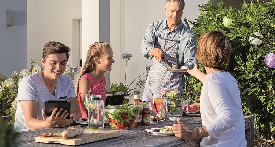 Herbstgrillen: Sie verlängern die Grillsaison und devolo das WLAN! Herbstgrillen: Sie verlängern die Grillsaison und devolo das WLAN!